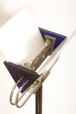 Jednopunktowa lampa połogowa "Triana" z kloszem złożonym z czterech szklanych płytek i z granatowymi półprzepuszczalnymi trójkątnymi uchwytami z tworzywa osadzonym na długim metalowym czarnym ramieniu, Postmodernizm i styl Memphis, projekt Perry King & Santiago Miranda dla Arteluce, Włochy, lata 80. - obrazek 26