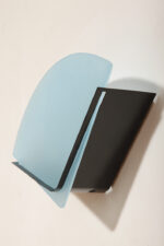 Jednopunktowa lampa ścienna/kinkiet z płaskim niebieskim szklanym kloszem w kształcie wachlarza osadzonym na metalowej czarnej podstawie, styl Memphis, Włochy, lata 80. - obrazek 27