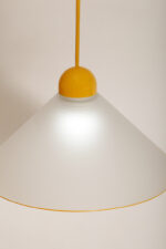 Szklana jednopunktowa lampa sufitowa z mlecznobiałym matowym częściowo reliefowym klosze w kształcie stożka z żółtymi dodatkami i podsufitką, Włochy, lata 80/90. - obrazek 14