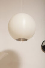 Jednopunktowa mlecznobiała duża (40 cm) lampa sufitowa z tworzywa w kształcie kuli z aluminiowym srebrnym odbłyśnikiem na dole, Philips, Holandia, lata 90. - obrazek 27