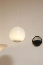 Jednopunktowa mlecznobiała lampa sufitowa z tworzywa w kształcie kuli z aluminiowym srebrnym odbłyśnikiem na dole, Philips, Holandia, lata 90. - obrazek 28