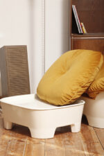 Szeroki fotel z podnóżkiem w stylu Space Age/Mid Century Modern w żółtym welurowym obiciu na białych lekkich cokołach z włókna szklanego, Włochy, lata 60. - obrazek 28