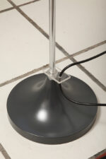 Dwupunktowa filigranowa lampa podłogowa z regulowaną wysokością jasnoszarego klosza z lekkiego półprzepuszczalnego tworzywa/akrylu i metalową grafitową podstawą, Space Age, Gepo, Holandia, lata 70. - obrazek 27