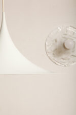 Duża (47 cm) biała metalowa jednopunktowa skandynawska lampa sufitowa/wisząca typu "Kapelusz Wiedźmy", Fog & Mørup, Dania, lata 70. - obrazek 27