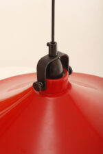Czerwona metalowa jednopunktowa skandynawska lampa wisząca/sufitowa z czarnym uchwytem nad kloszem i czarną podsufitką, firma Decembre, Finlandia, lata 90. - obrazek 28