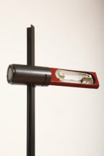 Smukła metalowa postmodernistyczna czarna lampa podłogowa Collona (Caltha) z regulowaną wysokością burgundowej głowicy, Gianfranco Frattini dla firmy Luci, Włochy, projekt z 1981 roku - obrazek 24