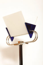 Jednopunktowa lampa połogowa "Triana" z kloszem złożonym z czterech szklanych płytek i z granatowymi półprzepuszczalnymi trójkątnymi uchwytami z tworzywa osadzonym na długim metalowym czarnym ramieniu, Postmodernizm i styl Memphis, projekt Perry King & Santiago Miranda dla Arteluce, Włochy, lata 80. - obrazek 27