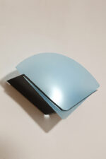 Jednopunktowa lampa ścienna/kinkiet z płaskim niebieskim szklanym kloszem w kształcie wachlarza osadzonym na metalowej czarnej podstawie, styl Memphis, Włochy, lata 80. - obrazek 28