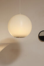 Jednopunktowa mlecznobiała duża (40 cm) lampa sufitowa z tworzywa w kształcie kuli z aluminiowym srebrnym odbłyśnikiem na dole, Philips, Holandia, lata 90. - obrazek 28