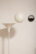 Jednopunktowa mlecznobiała lampa sufitowa z tworzywa w kształcie kuli z aluminiowym srebrnym odbłyśnikiem na dole, Philips, Holandia, lata 90. - obrazek 29