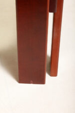 Kwadratowy niski stolik kawowy/pomocnik/stolik boczny na drewnianej konstrukcji o lekkim wiśniowym zabarwieniu ze szklanym dymionym w ciepłym odcieniu grubym blatem, projekt Afra i Tobia Scarpa dla Cassina, Włochy, lata 60. - obrazek 30