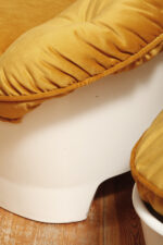 Szeroki fotel z podnóżkiem w stylu Space Age/Mid Century Modern w żółtym welurowym obiciu na białych lekkich cokołach z włókna szklanego, Włochy, lata 60. - obrazek 29