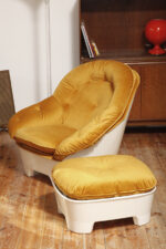 Szeroki fotel z podnóżkiem w stylu Space Age/Mid Century Modern w żółtym welurowym obiciu na białych lekkich cokołach z włókna szklanego, Włochy, lata 60. - obrazek 30