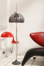 Dwupunktowa filigranowa lampa podłogowa z regulowaną wysokością jasnoszarego klosza z lekkiego półprzepuszczalnego tworzywa/akrylu i metalową grafitową podstawą, Space Age, Gepo, Holandia, lata 70. - obrazek 28