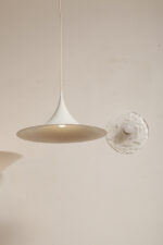 Duża (47 cm) biała metalowa jednopunktowa skandynawska lampa sufitowa/wisząca typu "Kapelusz Wiedźmy", Fog & Mørup, Dania, lata 70. - obrazek 28