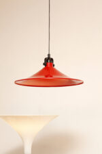 Czerwona metalowa jednopunktowa skandynawska lampa wisząca/sufitowa z czarnym uchwytem nad kloszem i czarną podsufitką, firma Decembre, Finlandia, lata 90. - obrazek 29