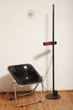 Smukła metalowa postmodernistyczna czarna lampa podłogowa Collona (Caltha) z regulowaną wysokością burgundowej głowicy, Gianfranco Frattini dla firmy Luci, Włochy, projekt z 1981 roku - obrazek 23