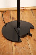 Jednopunktowa lampa połogowa "Triana" z kloszem złożonym z czterech szklanych płytek i z granatowymi półprzepuszczalnymi trójkątnymi uchwytami z tworzywa osadzonym na długim metalowym czarnym ramieniu, Postmodernizm i styl Memphis, projekt Perry King & Santiago Miranda dla Arteluce, Włochy, lata 80. - obrazek 28