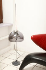 Dwupunktowa filigranowa lampa podłogowa z regulowaną wysokością jasnoszarego klosza z lekkiego półprzepuszczalnego tworzywa/akrylu i metalową grafitową podstawą, Space Age, Gepo, Holandia, lata 70. - obrazek 29