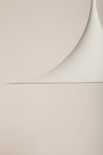 Duża (47 cm) biała metalowa jednopunktowa skandynawska lampa sufitowa/wisząca typu "Kapelusz Wiedźmy", Fog & Mørup, Dania, lata 70. - obrazek 29