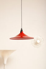 Czerwona metalowa jednopunktowa skandynawska lampa wisząca/sufitowa z czarnym uchwytem nad kloszem i czarną podsufitką, firma Decembre, Finlandia, lata 90. - obrazek 30