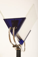 Jednopunktowa lampa połogowa "Triana" z kloszem złożonym z czterech szklanych płytek i z granatowymi półprzepuszczalnymi trójkątnymi uchwytami z tworzywa osadzonym na długim metalowym czarnym ramieniu, Postmodernizm i styl Memphis, projekt Perry King & Santiago Miranda dla Arteluce, Włochy, lata 80. - obrazek 29