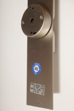 Bardzo duża (70 cm) dwupunktowa lampa ścienna/kinkiet w kształcie półksiężyca ze szklanym matowym mlecznobiałym dwuwarstwowym kloszem, Metal-Lux, Włochy, około 2000 roku - obrazek 30