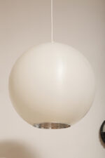 Jednopunktowa mlecznobiała duża (40 cm) lampa sufitowa z tworzywa w kształcie kuli z aluminiowym srebrnym odbłyśnikiem na dole, Philips, Holandia, lata 90. - obrazek 30