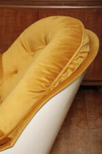 Szeroki fotel z podnóżkiem w stylu Space Age/Mid Century Modern w żółtym welurowym obiciu na białych lekkich cokołach z włókna szklanego, Włochy, lata 60. - obrazek 32