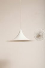 Duża (47 cm) biała metalowa jednopunktowa skandynawska lampa sufitowa/wisząca typu "Kapelusz Wiedźmy", Fog & Mørup, Dania, lata 70. - obrazek 30