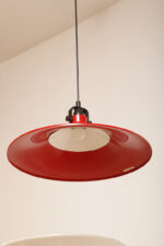 Czerwona metalowa jednopunktowa skandynawska lampa wisząca/sufitowa z czarnym uchwytem nad kloszem i czarną podsufitką, firma Decembre, Finlandia, lata 90. - obrazek 31