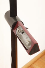 Smukła metalowa postmodernistyczna czarna lampa podłogowa Collona (Caltha) z regulowaną wysokością burgundowej głowicy, Gianfranco Frattini dla firmy Luci, Włochy, projekt z 1981 roku - obrazek 21