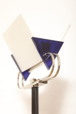 Jednopunktowa lampa połogowa "Triana" z kloszem złożonym z czterech szklanych płytek i z granatowymi półprzepuszczalnymi trójkątnymi uchwytami z tworzywa osadzonym na długim metalowym czarnym ramieniu, Postmodernizm i styl Memphis, projekt Perry King & Santiago Miranda dla Arteluce, Włochy, lata 80. - obrazek 30