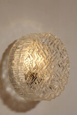 Szklany jednopunktowy okrągły przezroczysto lodowy kinkiet/lampa ścienna "Matrix" z geometrycznym i minimalistycznym wzorem osadzony na metalowej białej obejmie, Niemcy, lata 70. - obrazek 3