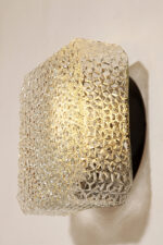 Szklany masywny fakturowy przeźroczysto lodowy kwadratowy jednopunktowy kinkiet/lampa ścienna z czarnym uchwytem z tworzywa, RZB (Rudolf Zimmermann Bamberg) Leuchten, Niemcy, lata 70. - obrazek 4