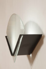 Jednopunktowa lampa ścienna/kinkiet ze szklanym płaskim mlecznobiałym kloszem w kształcie wachlarza osadzonym na metalowej czarnej podstawie, styl Memphis, Włochy, lata 80. - obrazek 4