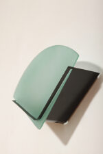 Jednopunktowa lampa ścienna/kinkiet z płaskim zielonym szklanym kloszem w kształcie wachlarza osadzonym na metalowej czarnej podstawie, styl Memphis, Włochy, lata 80. - obrazek 3