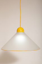 Szklana jednopunktowa lampa sufitowa z mlecznobiałym matowym częściowo reliefowym klosze w kształcie stożka z żółtymi dodatkami i podsufitką, Włochy, lata 80/90. - obrazek 3