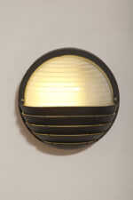 Dwupunktowa okrągła outdoorowa lampa ścienna/kinkiet ze szklanym reliefowym mlecznobiałym kloszem w czarnej w połowie ażurowej oprawie z tworzywa, firma Prisma, Włochy, lata 80/90. - obrazek 3