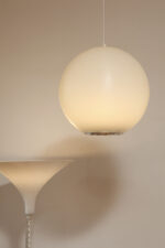 Jednopunktowa mlecznobiała duża (40 cm) lampa sufitowa z tworzywa w kształcie kuli z aluminiowym srebrnym odbłyśnikiem na dole, Philips, Holandia, lata 90. - obrazek 3