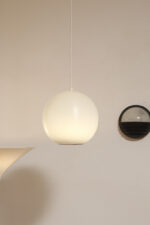 Jednopunktowa mlecznobiała lampa sufitowa z tworzywa w kształcie kuli z aluminiowym srebrnym odbłyśnikiem na dole, Philips, Holandia, lata 90. - obrazek 3