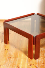 Kwadratowy niski stolik kawowy/pomocnik/stolik boczny na drewnianej konstrukcji o lekkim wiśniowym zabarwieniu ze szklanym dymionym w ciepłym odcieniu grubym blatem, projekt Afra i Tobia Scarpa dla Cassina, Włochy, lata 60. - obrazek 3