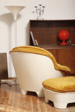 Szeroki fotel z podnóżkiem w stylu Space Age/Mid Century Modern w żółtym welurowym obiciu na białych lekkich cokołach z włókna szklanego, Włochy, lata 60. - obrazek 4