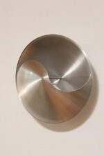 Srebrny lekki jednopunktowy kinkiet/lampa ścienna ze szczotkowanego aluminium "Yin-Yang" TYP C1636, projekt Hermiana Sneydersa de Vogel dla Raak Amsterdam, Holandia, lata 70. - obrazek 3