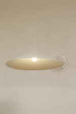 Bardzo duża (64,5 cm) biała minimalistyczna metalowa skandynawska jednopunktowa lampa wisząca, projekt Claus Bonderup i Torsten Thorup dla firmy Focus, Dania, lata 70/80. - obrazek 3