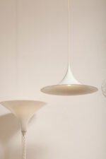 Duża (47 cm) biała metalowa jednopunktowa skandynawska lampa sufitowa/wisząca typu "Kapelusz Wiedźmy", Fog & Mørup, Dania, lata 70. - obrazek 3