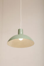 Jasnozielona metalowa jednopunktowa lampa wisząca/sufitowa  w kształcie kopuły, Polska, lata 80. - obrazek 3