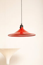Czerwona metalowa jednopunktowa skandynawska lampa wisząca/sufitowa z czarnym uchwytem nad kloszem i czarną podsufitką, firma Decembre, Finlandia, lata 90. - obrazek 4