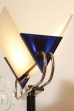 Jednopunktowa lampa połogowa "Triana" z kloszem złożonym z czterech szklanych płytek i z granatowymi półprzepuszczalnymi trójkątnymi uchwytami z tworzywa osadzonym na długim metalowym czarnym ramieniu, Postmodernizm i styl Memphis, projekt Perry King & Santiago Miranda dla Arteluce, Włochy, lata 80. - obrazek 3