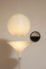 Jednopunktowa mlecznobiała duża (40 cm) lampa sufitowa z tworzywa w kształcie kuli z aluminiowym srebrnym odbłyśnikiem na dole, Philips, Holandia, lata 90. - obrazek 31